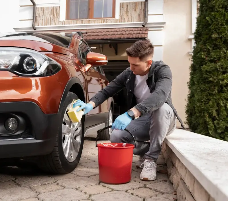 Lavage auto à domicile Tirepied-sur-Sée : professionnel intervenant sur un véhicule